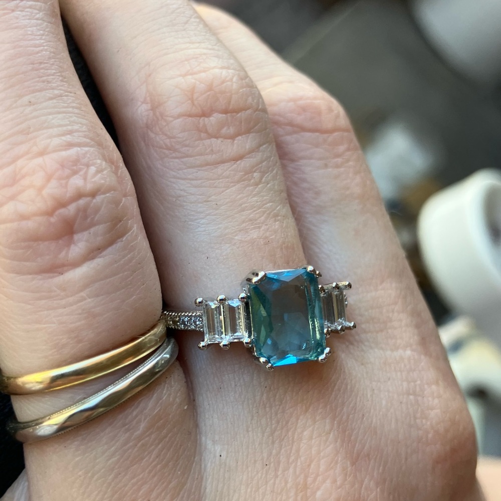 VINTAGE STYLE FASHION RING WITH BLUE/GREEN STONE AND TWO EMERALD CUT BAGUETTES